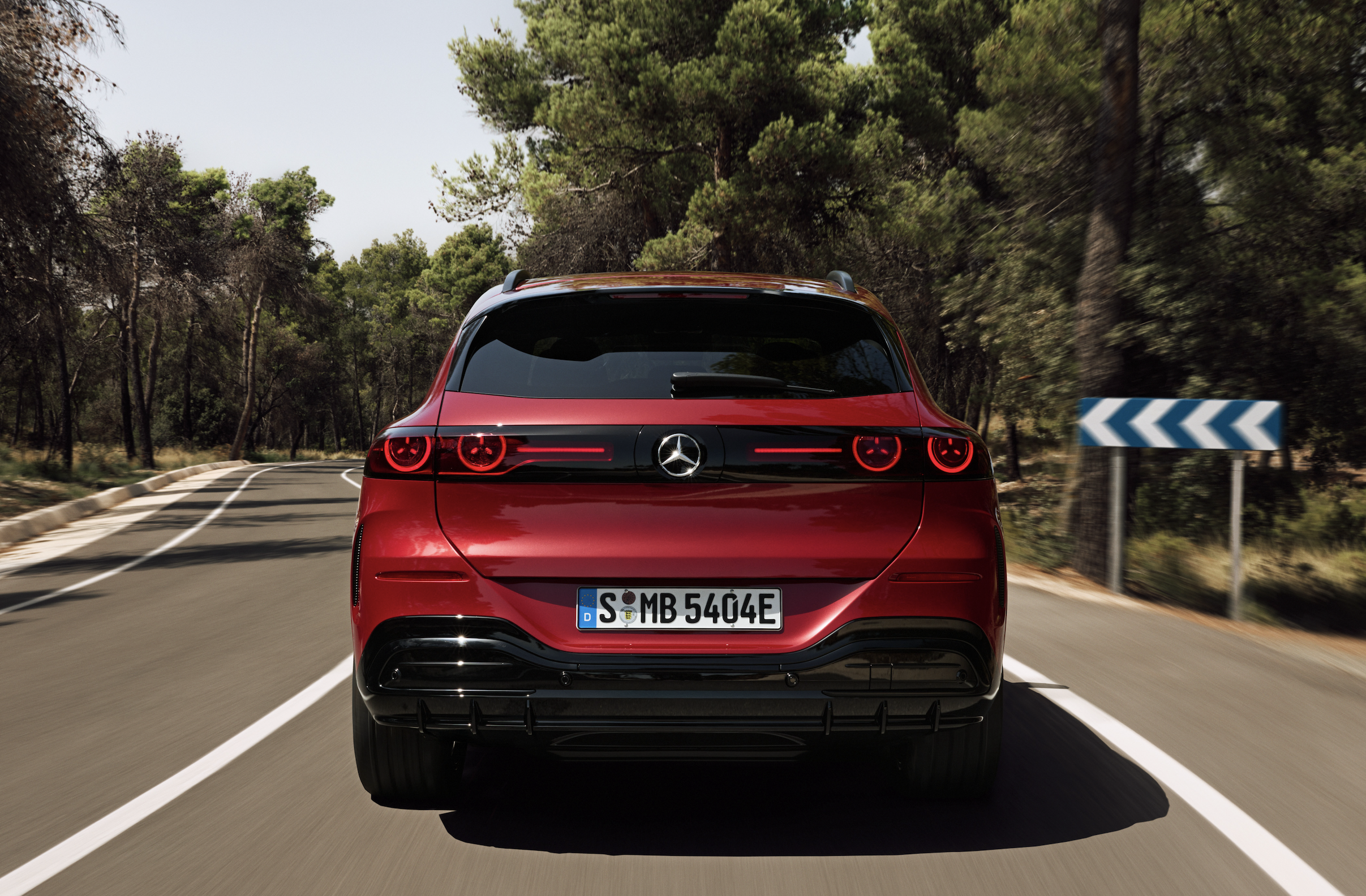 Nový elektrický Mercedes-Benz GLC – 800V SUV s dojezdem až 713 km (WLTP), iluminovanou maskou, MBUX Hyperscreen 99,3 cm, MB.OS a AIRMATIC; předobjednávky na AUTOiBUY.